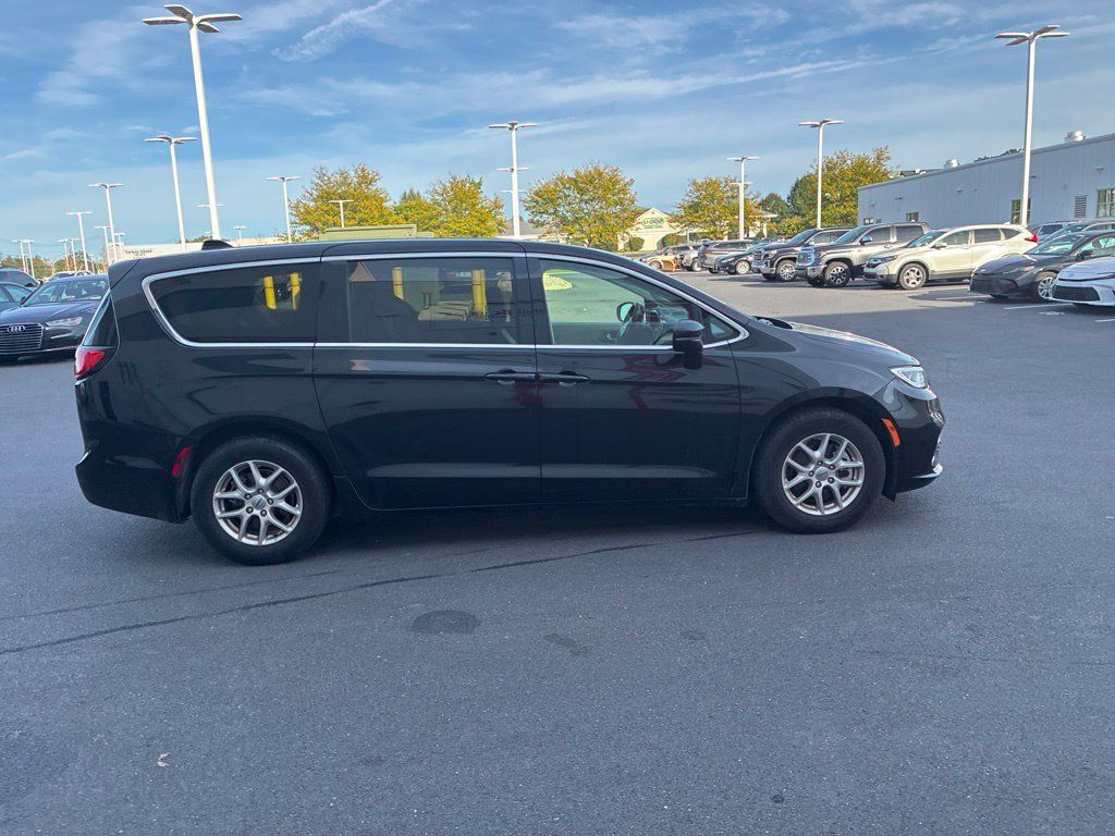 Used 2023 Chrysler Pacifica Touring-L FWD image 5