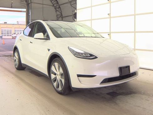 Used 2021 Tesla Model Y Long Range image 10