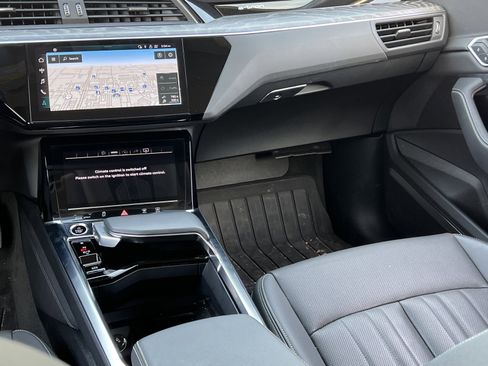 Used 2023 Audi e-tron Premium Plus w/ Premium Plus Package image 24