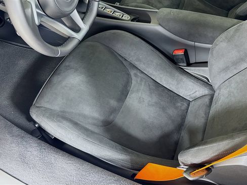Used 2025 McLaren Artura Spider RWD image 18