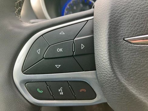 Used 2024 Chrysler Pacifica Touring-L image 6