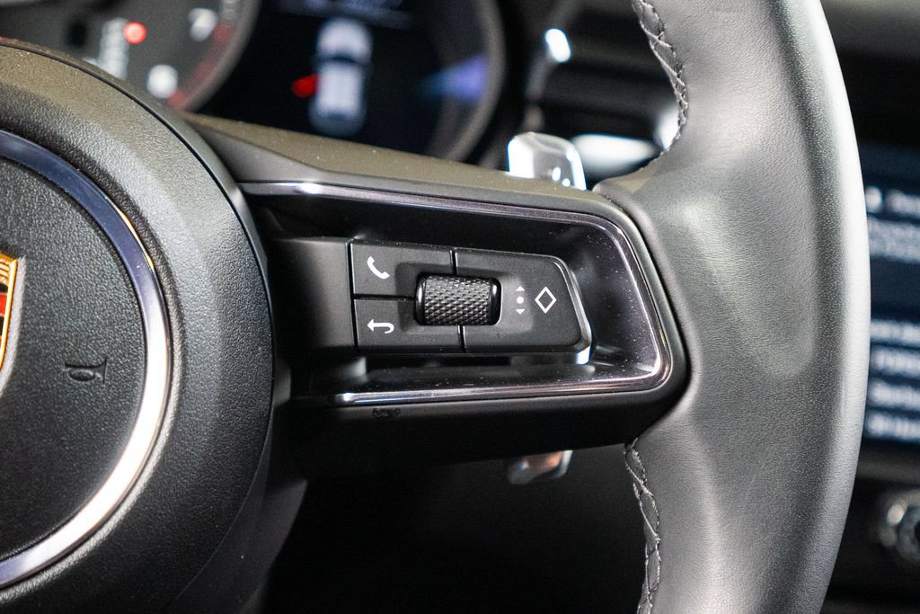 Certified 2025 Porsche Macan AWD/4WD image 34
