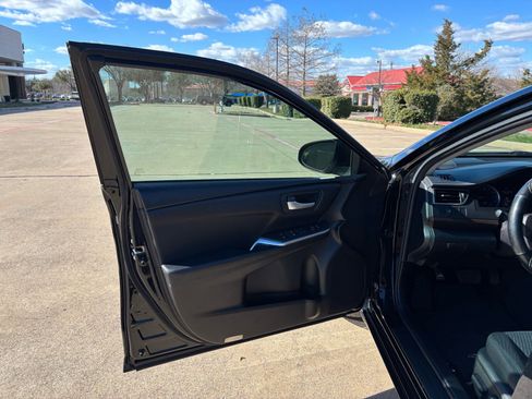 Used 2017 Toyota Camry LE image 11