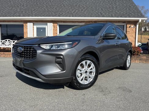 Used 2023 Ford Escape Active w/ Tech Pack #1 image 2