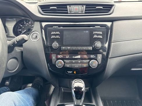 Used 2017 Nissan Rogue SV image 17