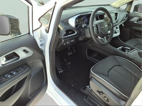 New 2026 Chrysler Pacifica Limited image 10