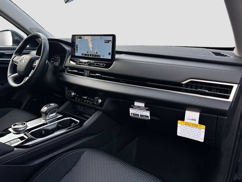 Used 2025 Mitsubishi Outlander ES FWD image 31