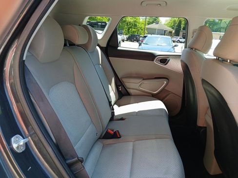 Used 2022 Kia Soul LX FWD image 12