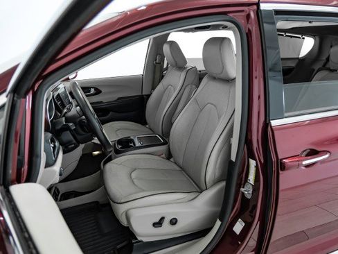 Used 2020 Chrysler Pacifica Limited image 26