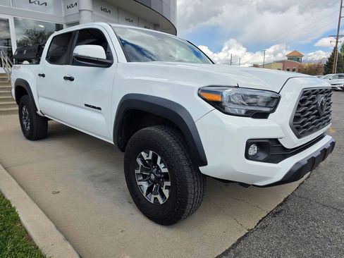 Used 2023 Toyota Tacoma TRD Off-Road w/ Black Out Package (TMS) AWD/4WD image 3