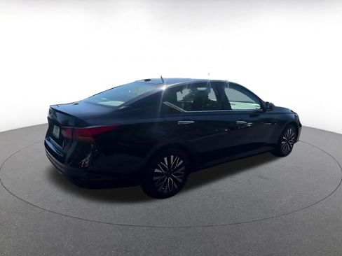 Used 2025 Nissan Altima 2.5 SV FWD image 15