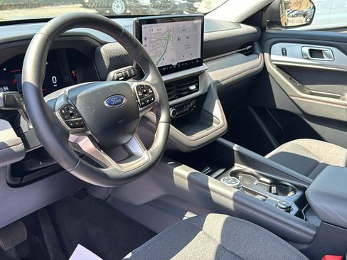 Used 2025 Ford Explorer Active AWD/4WD image 14