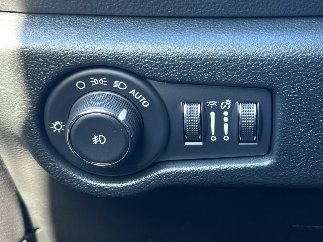 Used 2025 Chrysler Pacifica Select FWD image 19