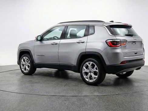 Used 2025 Jeep Compass Latitude AWD/4WD image 6