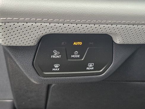 Used 2025 Volkswagen Atlas Peak Edition SE AWD/4WD image 25