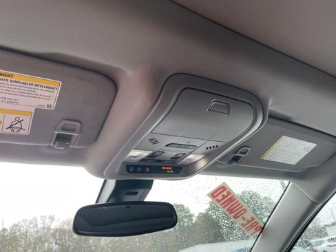 Used 2022 GMC Terrain SLT w/ Tech Package image 19