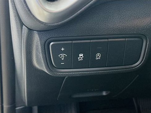 Used 2025 Kia Soul LX w/ LX Technology Package FWD image 16