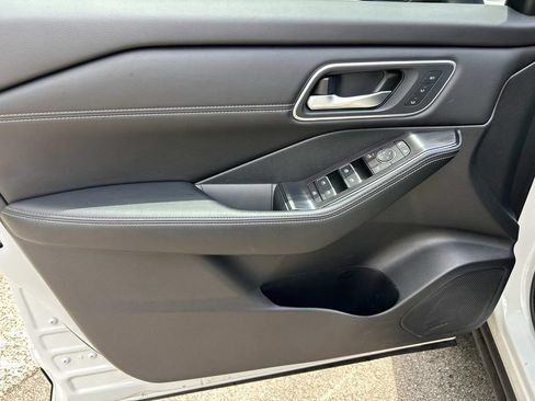 Certified 2025 Nissan Rogue Platinum w/ Platinum Premium Package FWD image 19