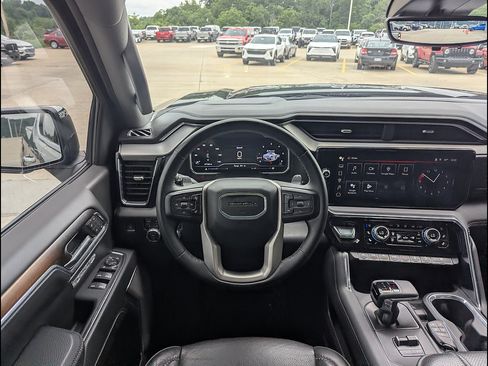 Used 2024 GMC Sierra 1500 Denali w/ Technology Package AWD/4WD image 3