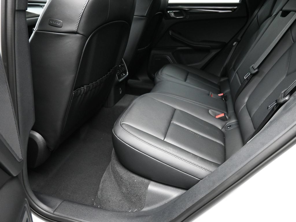 Certified 2025 Porsche Macan AWD/4WD image 22