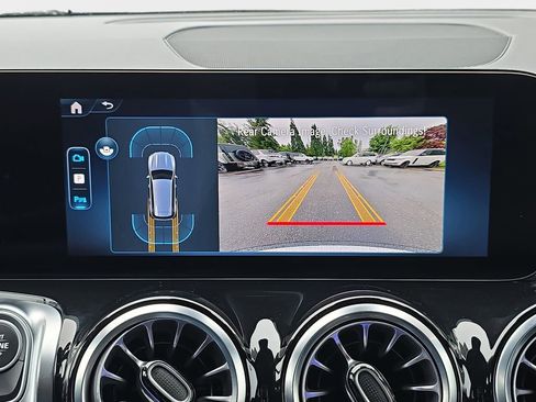 Used 2025 Mercedes-Benz GLB 250 4MATIC image 26