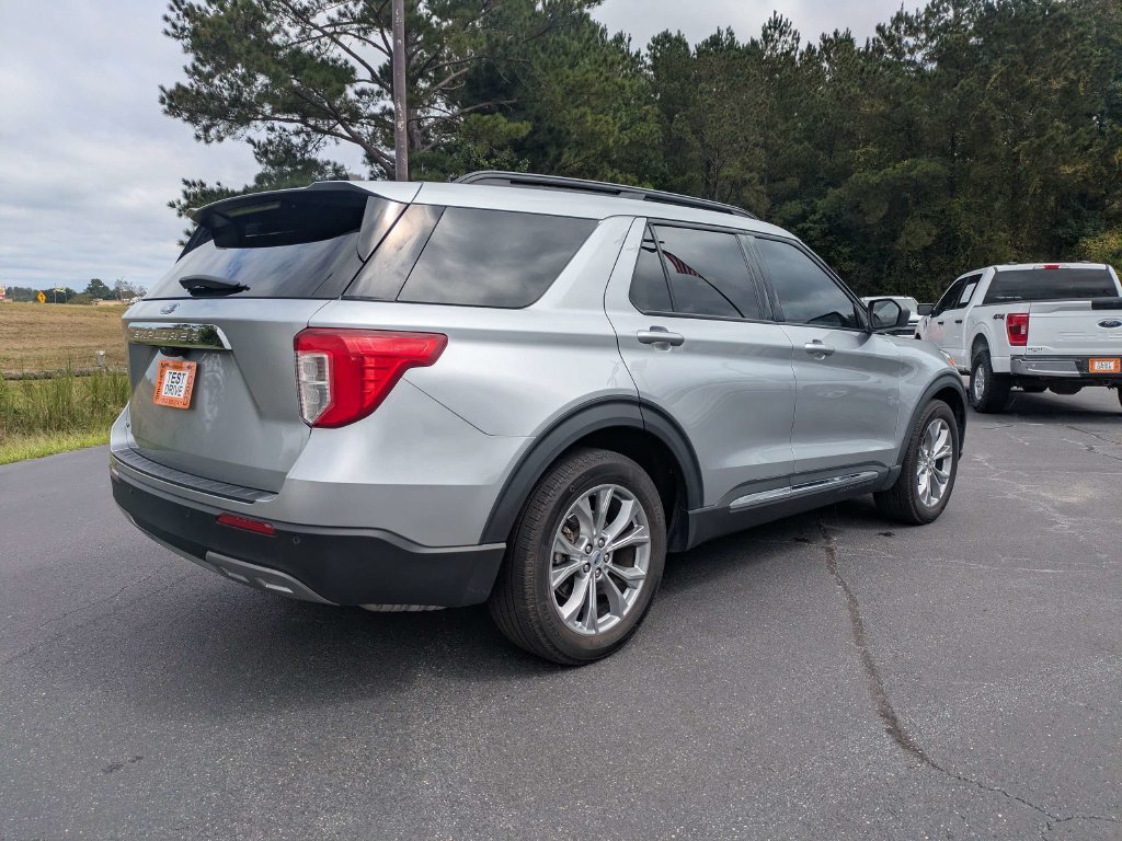 Used 2023 Ford Explorer XLT w/ Equipment Group 202A RWD image 4