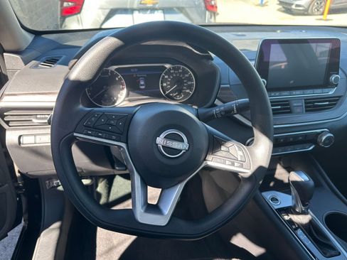 Used 2025 Nissan Altima 2.5 SV image 30