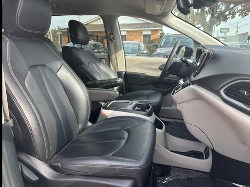 Used 2024 Chrysler Pacifica Touring-L image 12