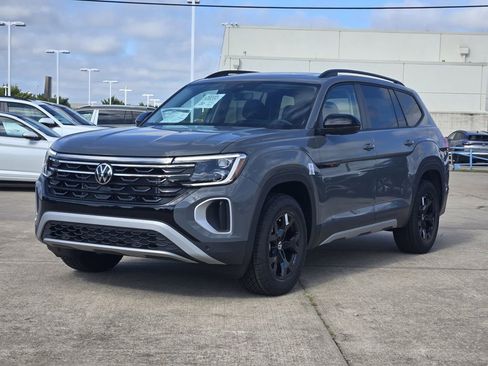 New 2026 Volkswagen Atlas Peak Edition image 2