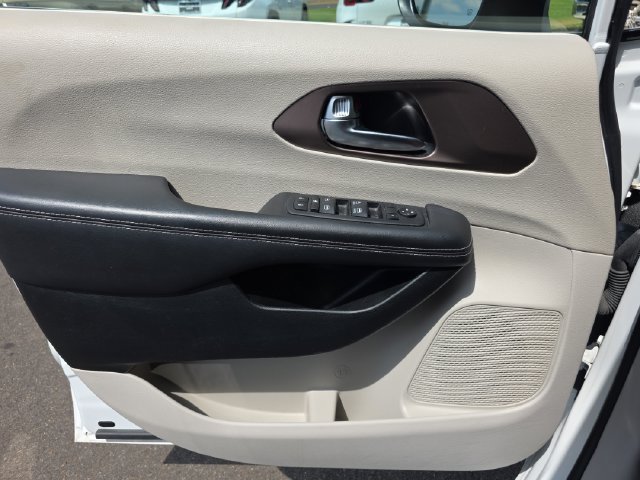 Used 2023 Chrysler Voyager LX FWD image 18