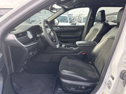 Used 2024 Jeep Grand Cherokee Altitude image 10