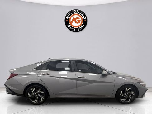 Used 2025 Hyundai Elantra Limited FWD image 8
