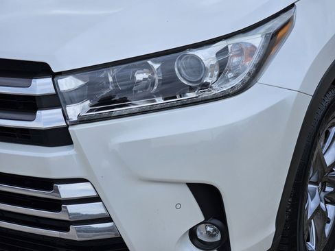 Used 2019 Toyota Highlander Limited Platinum FWD image 11