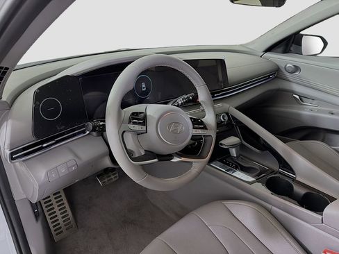 Used 2025 Hyundai Elantra SEL image 11