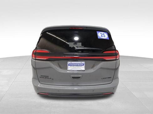 Used 2025 Chrysler Pacifica Limited image 3