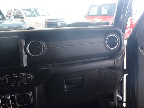 Used 2018 Jeep Wrangler Unlimited Sahara AWD/4WD image 22