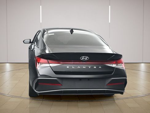 Used 2025 Hyundai Elantra Sport FWD image 6