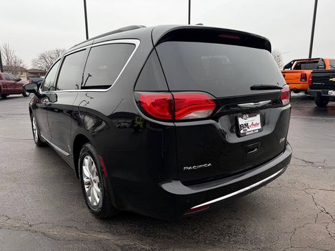 Used 2017 Chrysler Pacifica Touring-L FWD image 5
