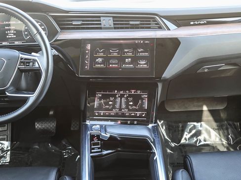 Used 2019 Audi e-tron Prestige w/ Prestige Package AWD/4WD image 13