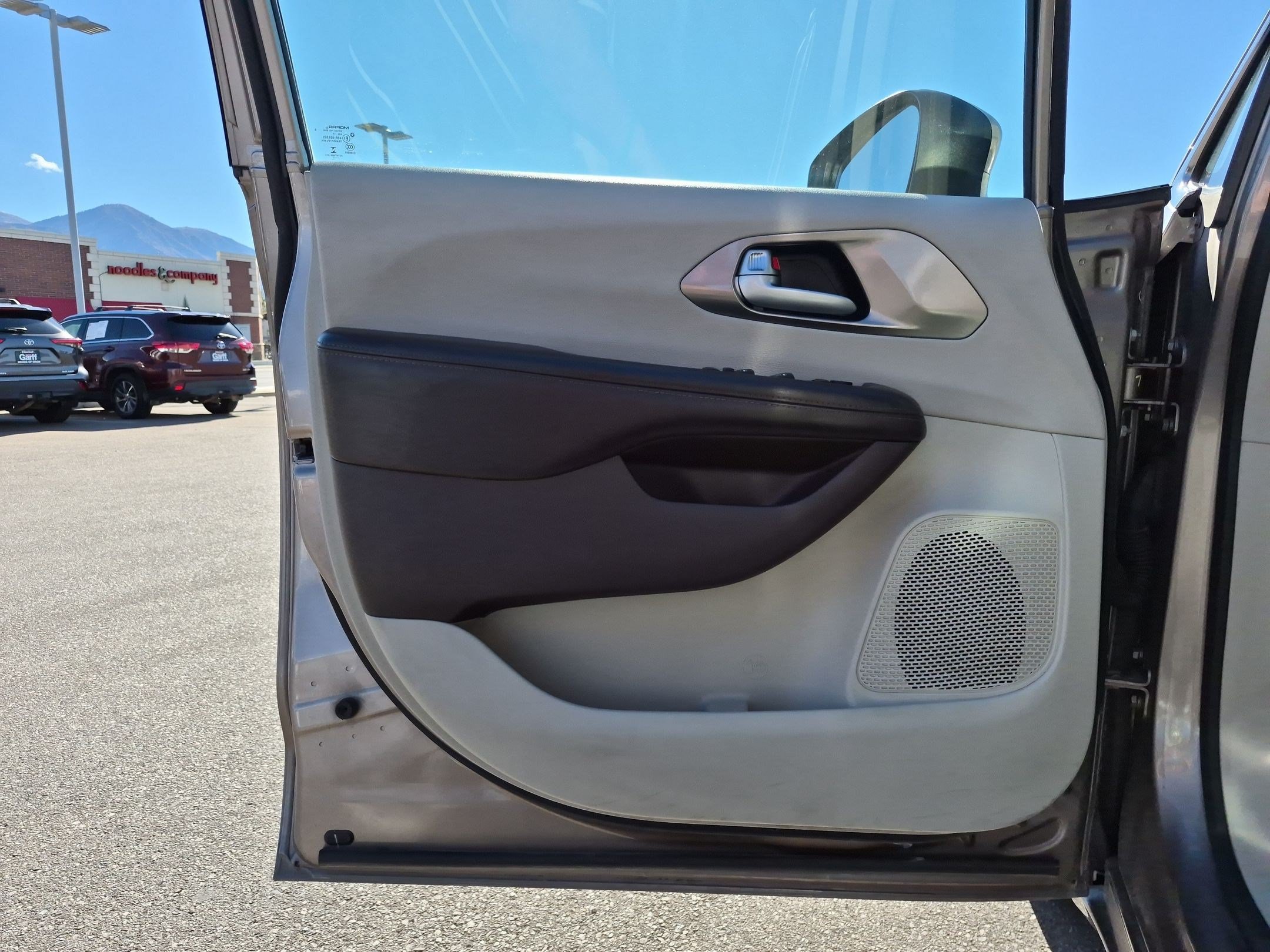 Used 2017 Chrysler Pacifica Touring FWD image 14