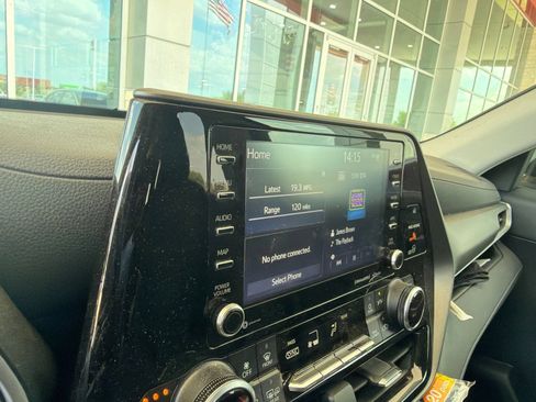 Used 2020 Toyota Highlander XLE FWD image 8