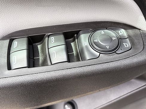 Used 2020 Chevrolet Equinox LT FWD image 17
