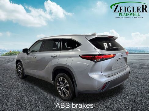 Used 2022 Toyota Highlander XLE image 5
