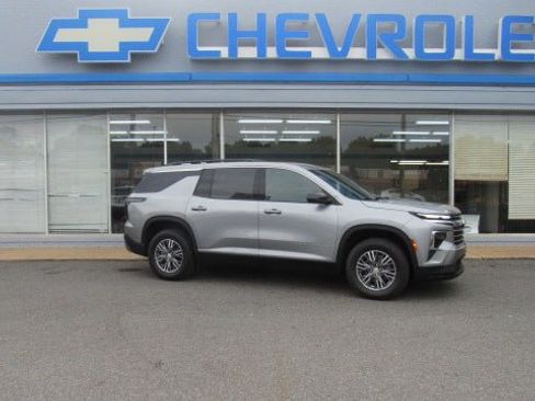 Used 2025 Chevrolet Traverse LT FWD image 1