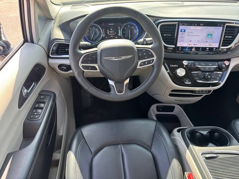 Used 2024 Chrysler Pacifica Touring-L FWD image 16