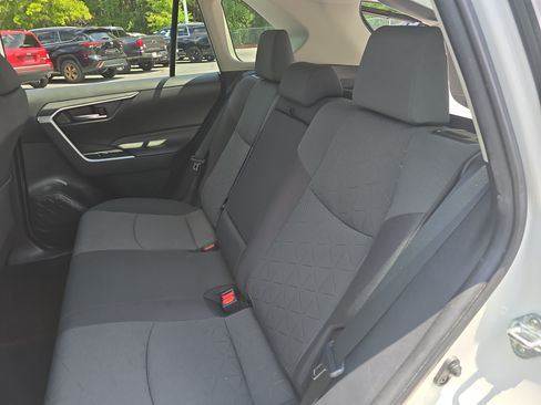Used 2021 Toyota RAV4 XLE w/ Convenience Package FWD image 14