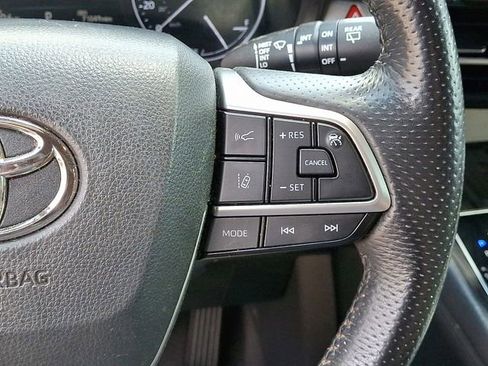 Used 2021 Toyota Sienna Limited image 27