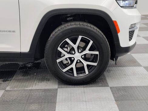 Used 2024 Jeep Grand Cherokee Limited image 14