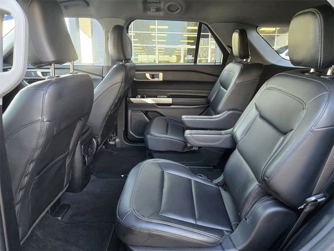 Used 2022 Ford Explorer XLT w/ Equipment Group 202A image 10