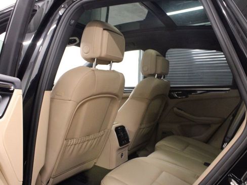 Certified 2025 Porsche Macan AWD/4WD image 34